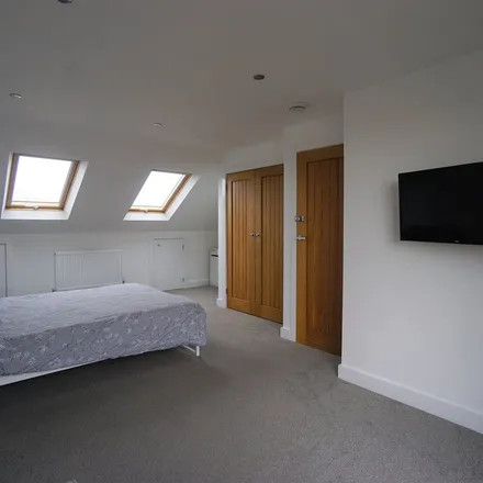 Rent this 6 bed apartment on 25 Sixth Avenue in Bristol, BS7 0LT