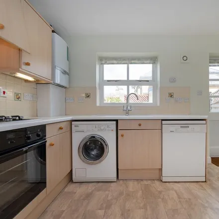 Image 3 - Kensington Close, London, N11 3PU, United Kingdom - Townhouse for rent