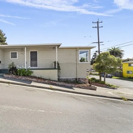 Image 2 - 5536 Solano Avenue, Richmond, CA 94805, USA - House for sale