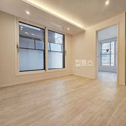 Rent this 2 bed apartment on 서울특별시 송파구 석촌동 218-5