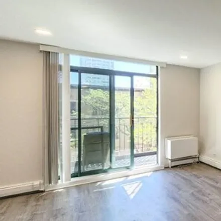 Image 3 - 3900 North Pine Grove Avenue, Chicago, IL 60613, USA - Condo for rent