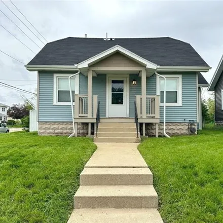 Buy this 3 bed house on 830 21st Ave SW in Cedar Rapids, Iowa