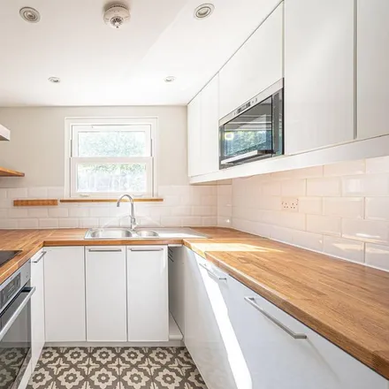 Rent this 4 bed townhouse on 31 Carlton Road in London, N11 3EX