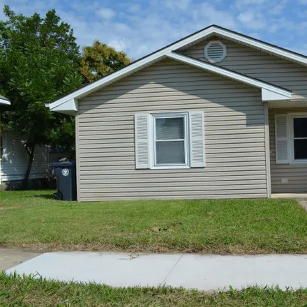 Buy this 2 bed house on 703 East 13th Street in Sedalia, MO 65301