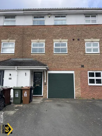Rent this 3 bed townhouse on 7-12 Oakview Apartments in London, SM1 3RL