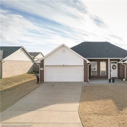 Rent this 3 bed house on 460 Bordeaux Circle in Cavanaugh, Fort Smith