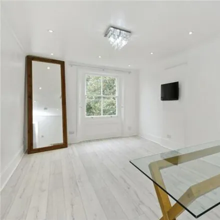 Rent this 2 bed room on 3 Prince's Square in London, W2 4NP