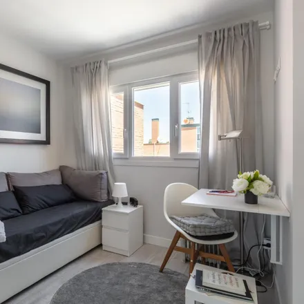 Rent this 2 bed apartment on Madrid in Gral. Aranda - Ordóñez, Calle de Matilde Landa