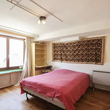 Rent this 1 bed apartment on Parvis Saint-Henri - Sint-Hendriksvoorplein 22 in 1200 Woluwe-Saint-Lambert - Sint-Lambrechts-Woluwe, Belgium