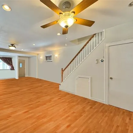 Image 6 - 80-09 64th Lane, New York, NY 11385, USA - House for sale