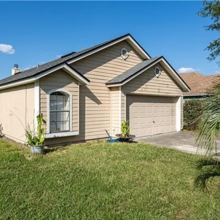 Buy this 3 bed house on 2032 Hunters Trace Circle in Clay County, FL 32068