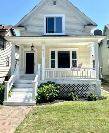 Rent this 3 bed house on 613 Wayne St in Saint Joseph, Michigan