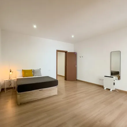 Rent this 3 bed room on Carrer Nou de la Rambla in 106, 08001 Barcelona