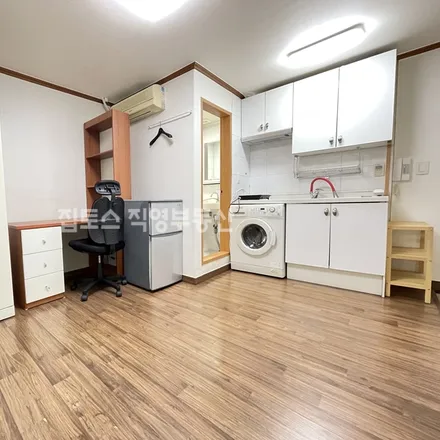Rent this studio apartment on 서울특별시 관악구 봉천동 1587-13
