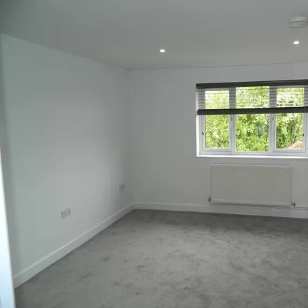 Image 4 - Lowestoft Drive, Slough, SL1 6PB, United Kingdom - Apartment for rent