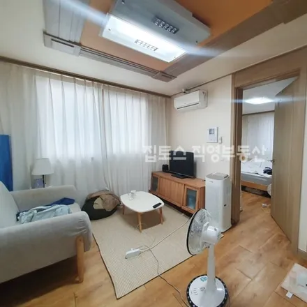 Rent this 2 bed apartment on 서울특별시 송파구 석촌동 245-32