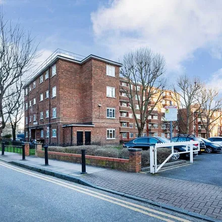 Rent this 3 bed apartment on Ropemaker Place in Ropemaker Street, Barbican