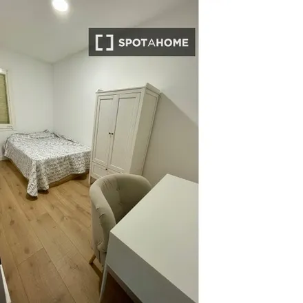 Rent this 4 bed room on Escola Sagrada Família in Passatge de Mariner, 08001 Barcelona