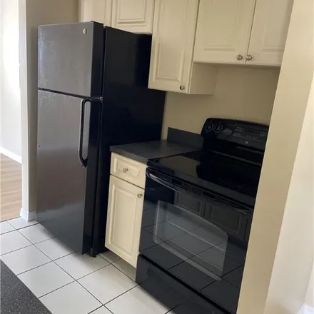 Image 3 - Towers Condominiums, 2366 East Mall Drive, Fort Myers, FL 33901, USA - Apartment for rent