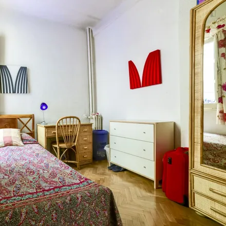 Rent this 5 bed room on Calle de Padilla in 72, 28006 Madrid