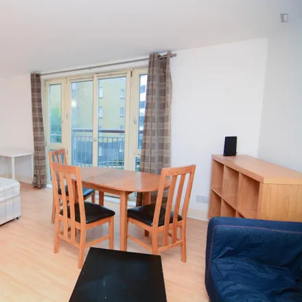 Rent this 3 bed room on Franklin Building in 10 Westferry Road, Canary Wharf