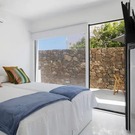 Rent this 3 bed house on La Santa in Avenida El Marinero, 35560 Tinajo