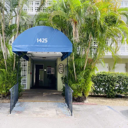Buy this 1 bed condo on 1425 Arthur Street in Hollywood, FL 33020