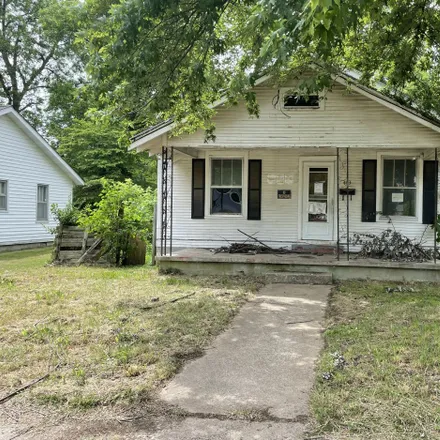 Buy this 2 bed house on 403 East Kathleen Street in Sikeston, MO 63801