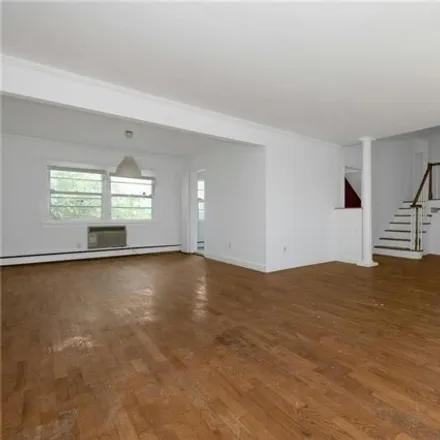 Image 3 - 186 West Street, Rosedale, City of White Plains, NY 10605, USA - House for sale