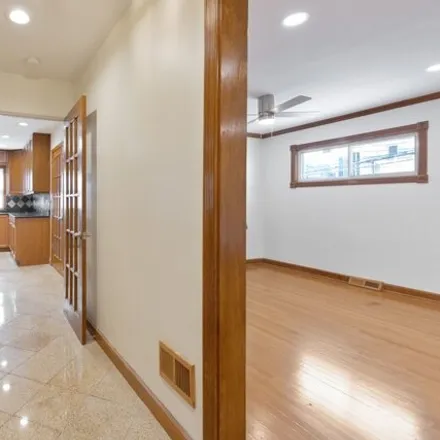 Image 4 - 7250 North Ridge Boulevard, Chicago, IL 60645, USA - Townhouse for rent