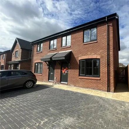 Rent this 3 bed duplex on unnamed road in Brough, HU15 1UQ