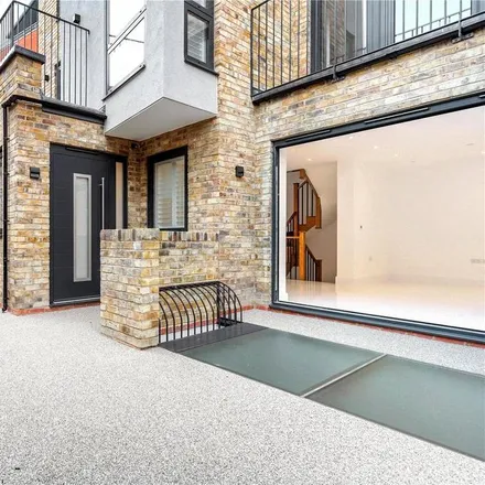 Rent this 4 bed house on Devonshire Place in Childs Hill, London