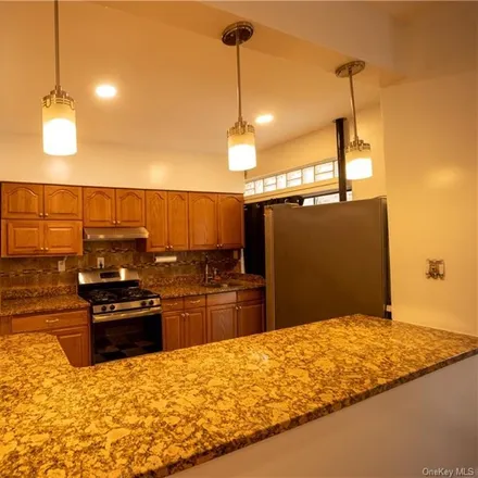 Rent this 3 bed apartment on 820 Manida Street in New York, NY 10474