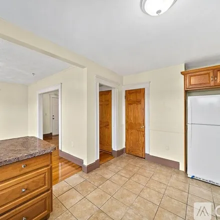 Image 3 - 742 River St, Unit 5 - Apartment for rent