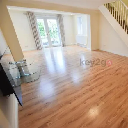 Image 2 - Deepwell View, Sheffield, S20 4SP, United Kingdom - Townhouse for rent