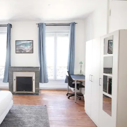 Rent this 7 bed room on 17 Rue Vital Carles in 33000 Bordeaux, France
