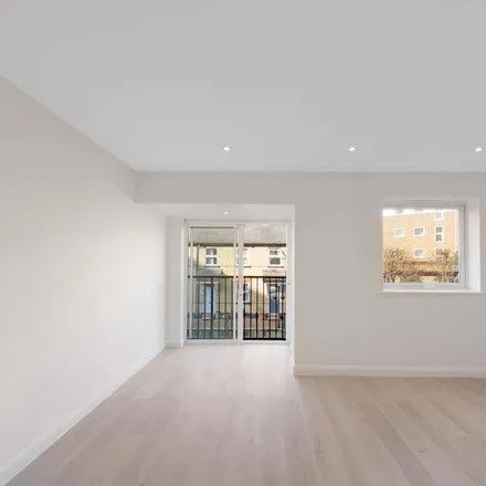 Image 6 - Albert Mews, 2-12 Albert Mews, Ratcliffe, London, E14 8EH, United Kingdom - Townhouse for rent