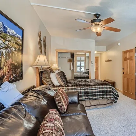 Rent this 2 bed condo on Frisco