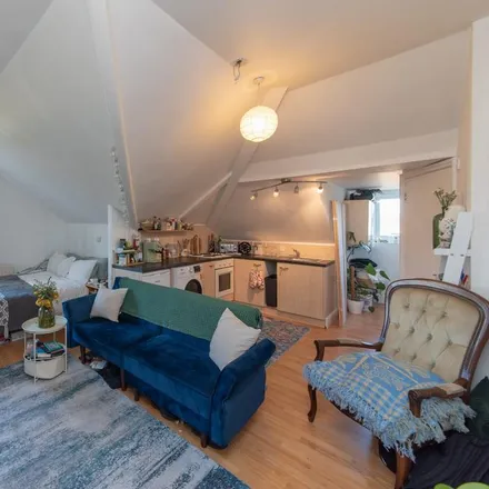 Rent this studio apartment on 30 Great North Road in London, N2 0NL