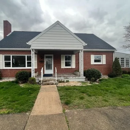 Rent this 4 bed house on 221 Commerce Street in Waynesboro, PA 17268