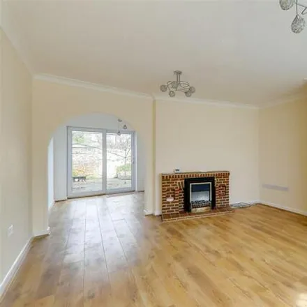 Image 2 - 1 Guildford Close, Worthing, BN14 7LR, United Kingdom - Townhouse for rent