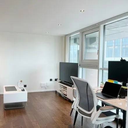 Image 3 - Drake House, 14 Bridgefoot, London, SW8 2LP, United Kingdom - Apartment for rent