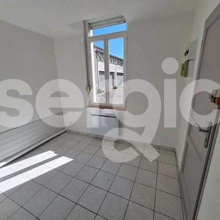 Image 5 - 70 Place d'Armes, 59500 Douai, France - Apartment for rent