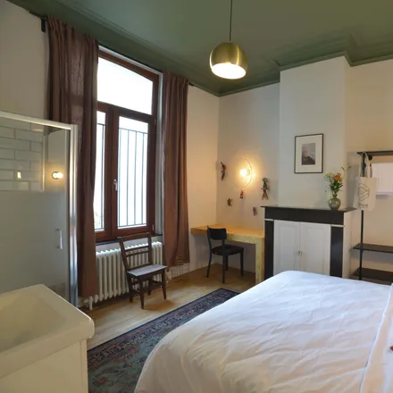 Rent this 5 bed room on Rue Saint-Henri - Sint-Hendrikstraat 94 in 1200 Woluwe-Saint-Lambert - Sint-Lambrechts-Woluwe, Belgium