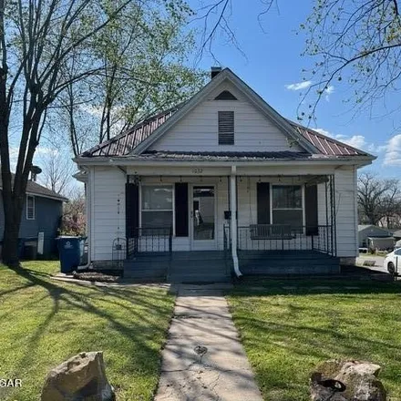 Buy this 2 bed house on 346 Center Street in Carthage, MO 64836