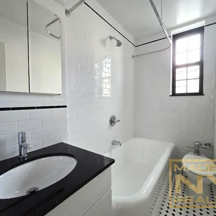 Image 2 - 51-01 39th Avenue, New York, NY 11104, USA - Apartment for rent