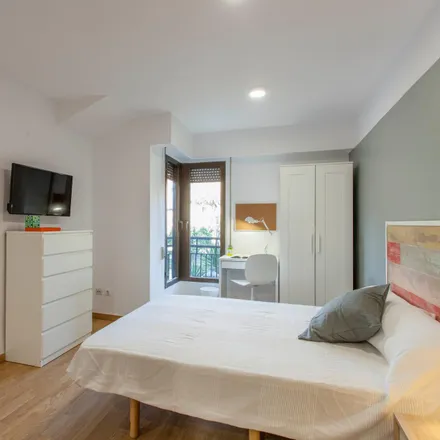 Rent this 5 bed room on Avinguda d'Aragó in 20, 22