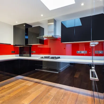 Rent this 4 bed townhouse on Garden Court in Garden Road, London