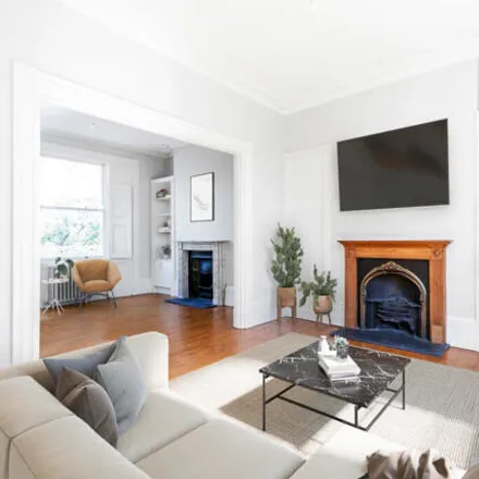 Rent this 3 bed townhouse on Lloyd Baker Street in London, WC1X 9BL