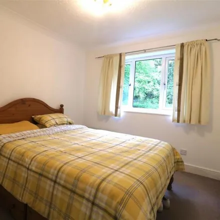 Image 3 - Holly Place, Flackwell Heath, HP11 1LS, United Kingdom - Apartment for rent
